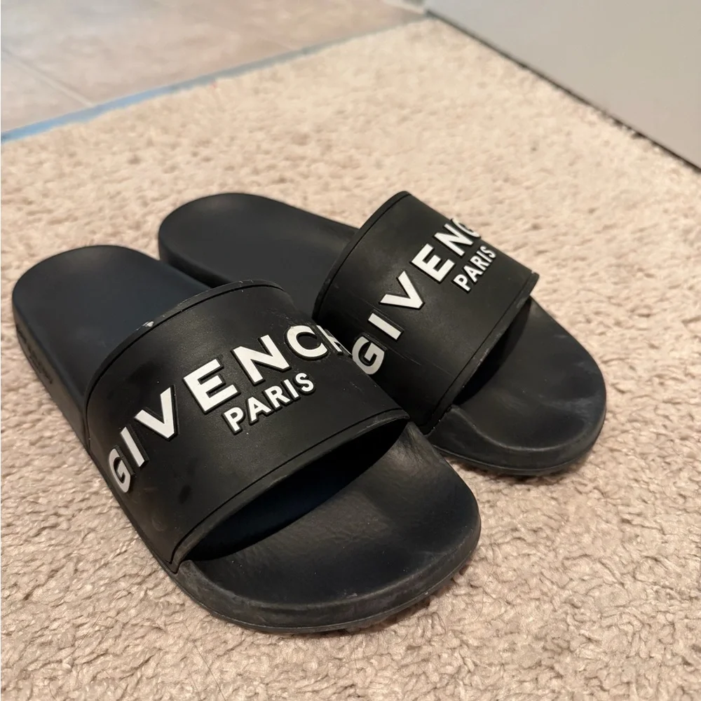 Givenchy Black and White Logo Slides - Picture 6 of 7